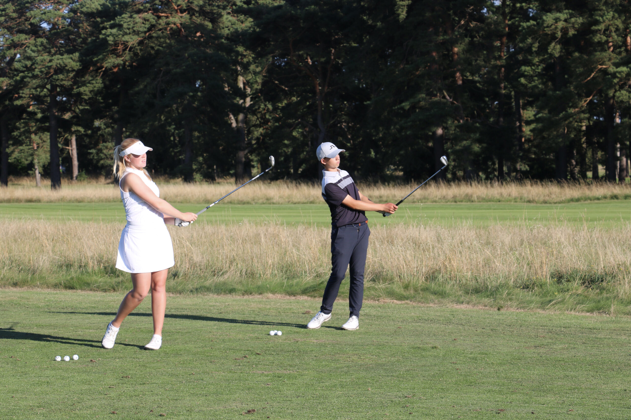 Två personer spelar golf på Kristianstads Golfklubb & Destination